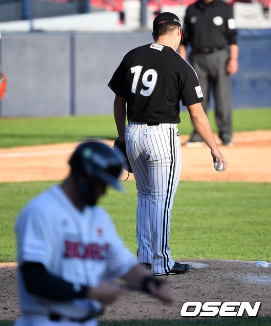 8회말 1사 만루에서 LG 고우석이 두산 김재환에게 밀어내기 볼넷을 허용하고 있다. /sunday@osen.co.kr