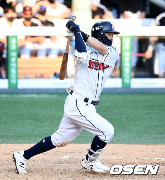 두산은 4연패에서 탈출하며 하루 만에 5위 자리를 탈환했다.9회말 2사 2루에서 두산 박세혁이 우전 적시타를 치고 있다. /sunday@osen.co.kr