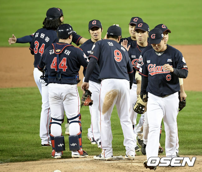 롯데가 LG를 꺾고 5강 추격 희망을 이어갔다. 롯데는 18일 서울 잠실구장에서 열린 2020 KBO리그 LG와의 경기에서 5-3 역전승을 거두며 전날 패배를 설욕했다. 승리가 확정된 순간 롯데 선수들이 기쁨을 나누고 있다./ksl0919@osne.co.kr