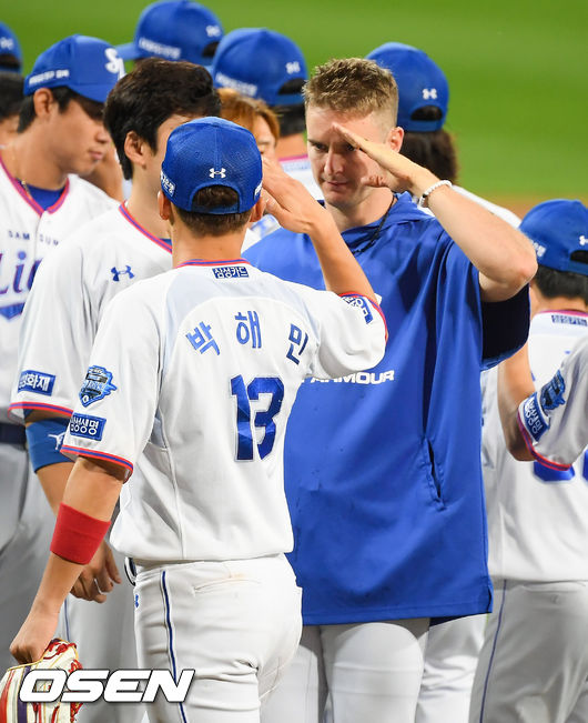 삼성이 지긋지긋한 4연패의 마침표를 찍었다. 삼성은 14일 대구 KIA전에서 선발 데이비드 뷰캐넌의 짠물 투구를 앞세워 5-0 완승을 장식했다. 8일 고척 키움전 이후 4연패 끝. 뷰캐넌은 시즌 8승 사냥에 성공했고 이성규와 강민호는 나란히 대포를 터뜨렸다. 반면 KIA는 9일 광주 KT전 이후 연승 행진을 '4'에서 마감했다. 경기종료 후 시즌 8승 달성한 삼성 뷰캐넌이 박해민에게 거수경례 인사를 하고 있다. / soul1014@osen.co.kr