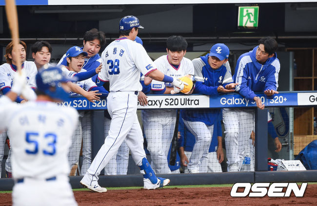 23일 대구삼성라이온즈파크에서 ‘2020 신한은행 SOL KBO리그’ 삼성 라이온즈와 두산 베어스의 경기가 진행됐다.6회말 선두타자 김동엽이 솔로홈런을 날리고 동료들과 하이파이브를 하고 있다. / soul1014@osen.co.kr