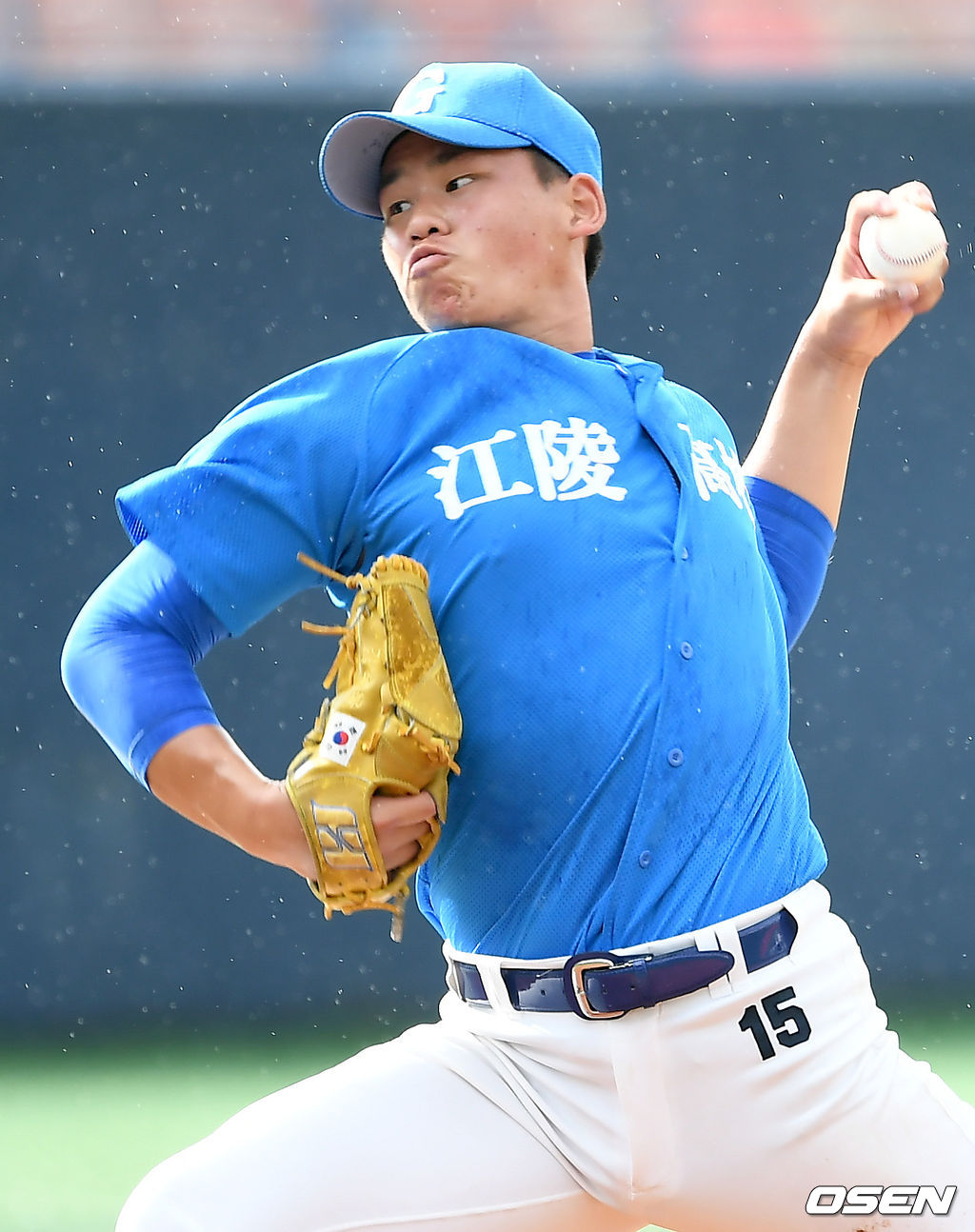 22일 오후 서울 양천구 목동야구장에서 ’54회 대통령배 전국고교야구대회’ 강릉고와 신일고의 결승전이 열렸다.4회말 강릉고 김진욱이 마운드에 올라 힘차게 공을 뿌리고 있다./ksl0919@osen.co.kr