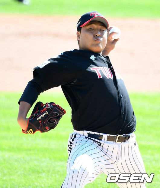 1회말 무사에서 LG 선발투수 이우찬이 역투하고 있다. /sunday@osen.co.kr