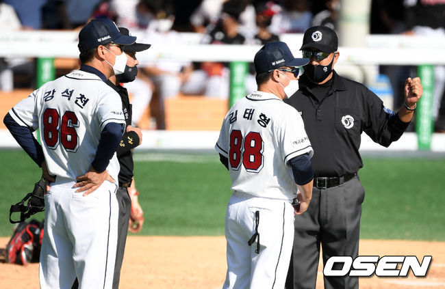 김태형 감독이 심판 판정에 어필하고 있다. /sunday@osen.co.kr