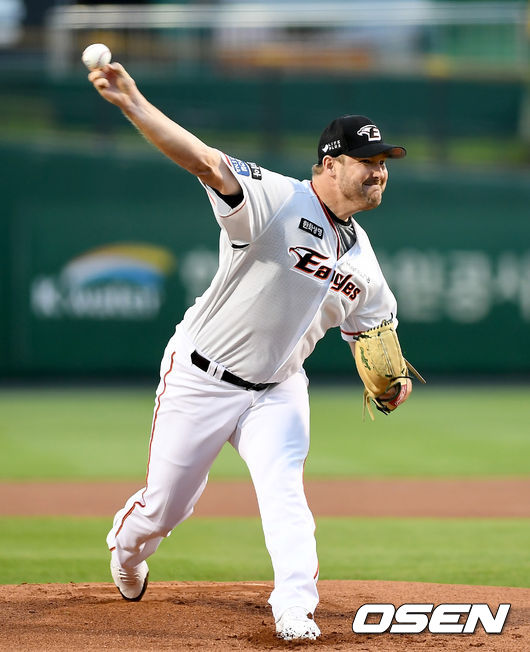 10일 오후 대전 한화이글스파크에서 ‘2020 신한은행 SOL KBO 리그’ 한화 이글스와 SK 와이번스의 경기가 열렸다.1회초 한화 선발 서폴드가 마운드에 올라 힘차게 공을 뿌리고 있다./ksl0919@osne.co.kr