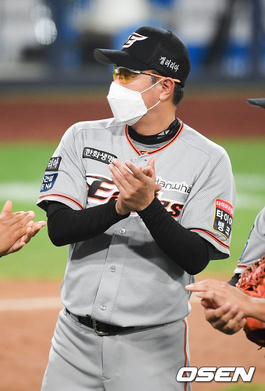 경기종료 후 한화 최원호 감독대행이 선수들을 독려하고 있다 / soul1014@osen.co.kr