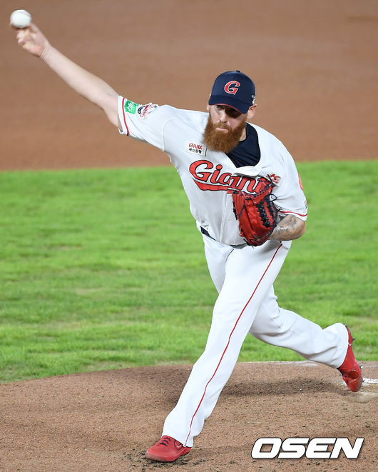 1회초 롯데 스트레일리가 역투하고 있다. /youngrae@osen.co.kr