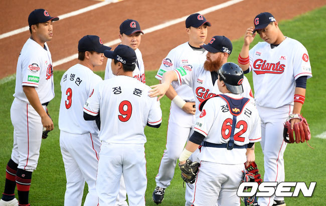 경기에 앞서 롯데 스트레일리가 동료선수들과 파이팅을 하고 있다. /jpnews@osen.co.kr