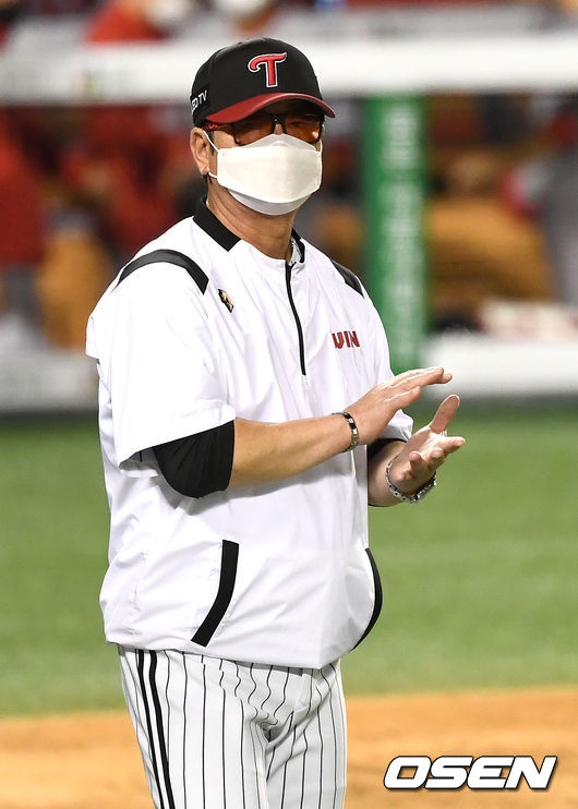 승리를 거둔 LG 류중일 감독이 선수들을 맞이하며 박수를 치고 있다. / dreamer@osen.co.kr