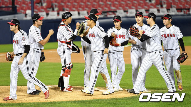 승리한 LG 선수들이 인사를 나누고 있다. /서dreamer@osen.co.kr