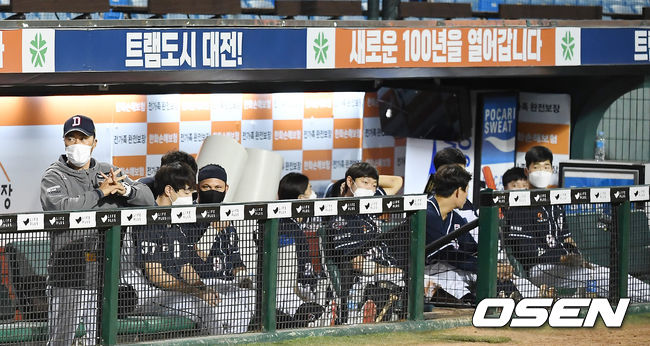 두산 선수들이 경기를 지켜보고 있다. /youngrae@osen.co.kr