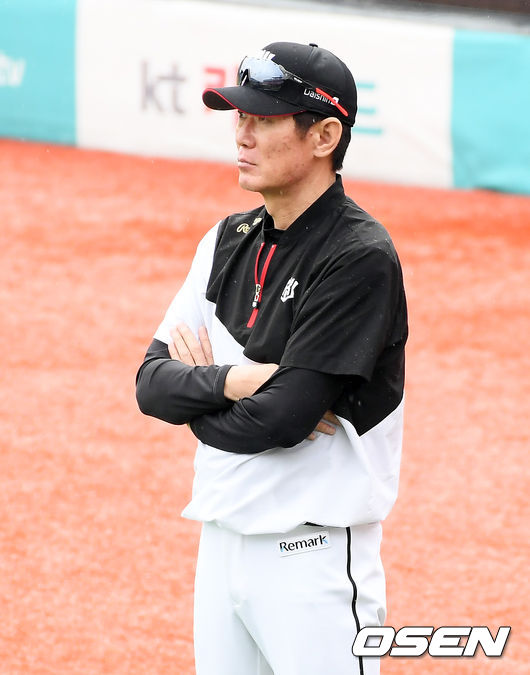 경기에 앞서 KT 이강철 감독이 선수들의 훈련을 지켜보고 있다. / soul1014@osen.co.kr