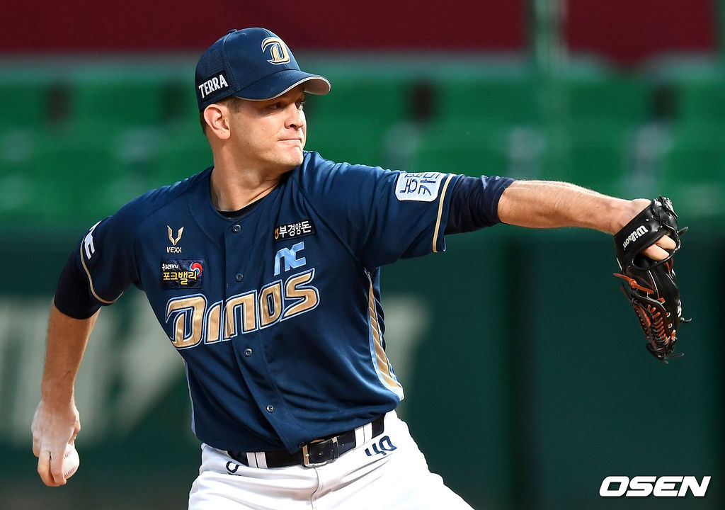 NC 선발 루친스키가 힘차게 공을 뿌리고 있다. / dreamer@osen.co.kr