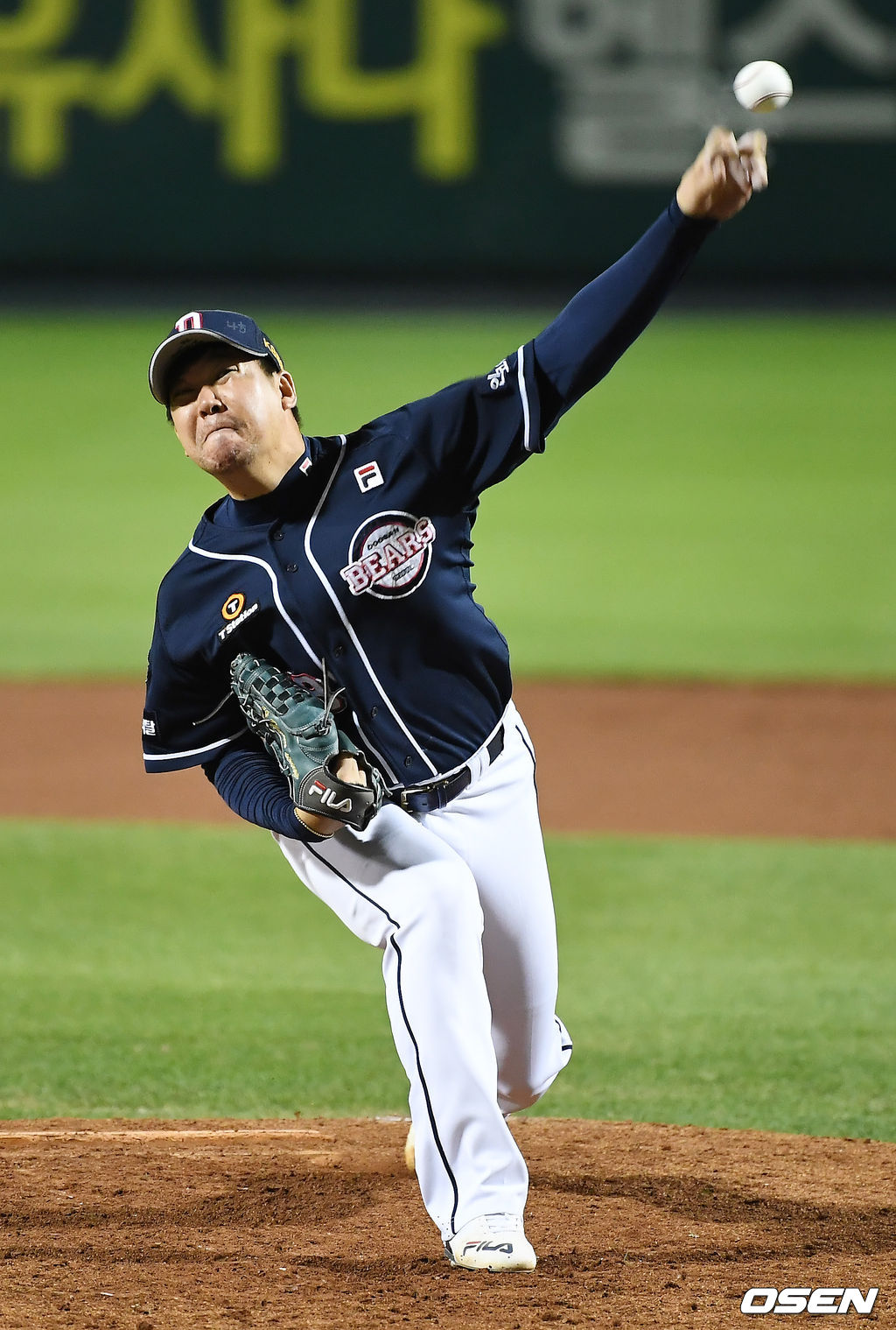 한화는 22일 대전 한화생명이글스파크에서 열린 2020 신한은행 SOL KBO리그 두산과의 홈경기를 5-1로 이겼다. 장시환이 6이닝 1실점 호투로 시즌 4승째를 올렸고, 송광민이 스리런 홈런 포함 4타점을 폭발했다. 7회말 2사 3루 두산 이현승이 역투하고 있다. /youngrae@osen.co.kr