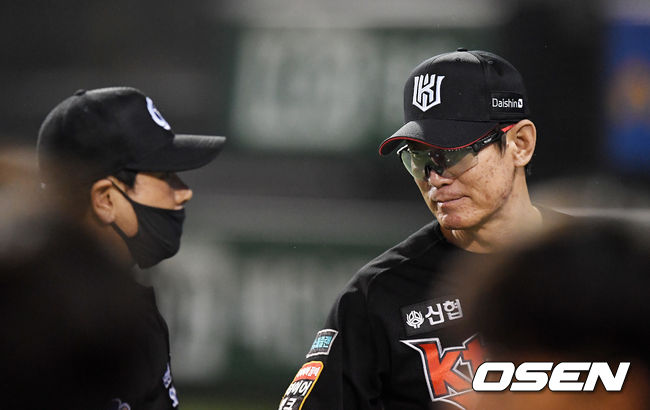 14일 오후 서울 잠실구장에서 '2020 신한은행 SOL KBO리그' 두산 베어스와 KT 위즈의 경기가 열렸다.연장 10회말을 마치고 주심이 덕아웃으로 와서 경고를 하자 KT 이강철 감독이 얘기를 나누고 있다./ rumi@osen.co.kr