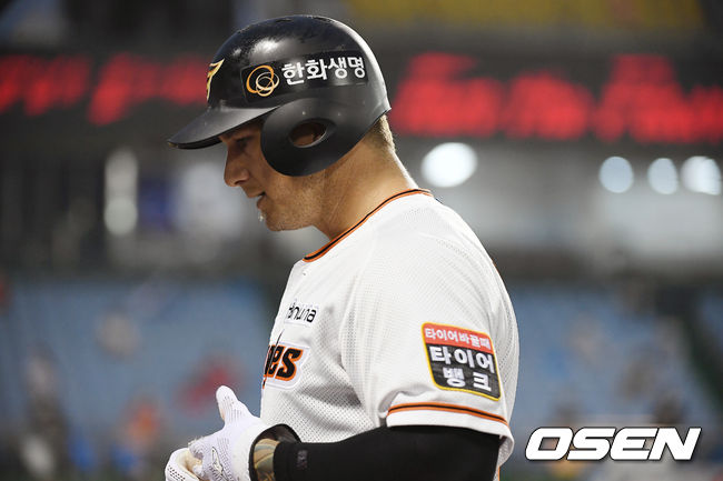 한화 반즈가 땅볼 아웃된 뒤 더그아웃으로 들어가고 있다. /youngrae@osen.co.kr