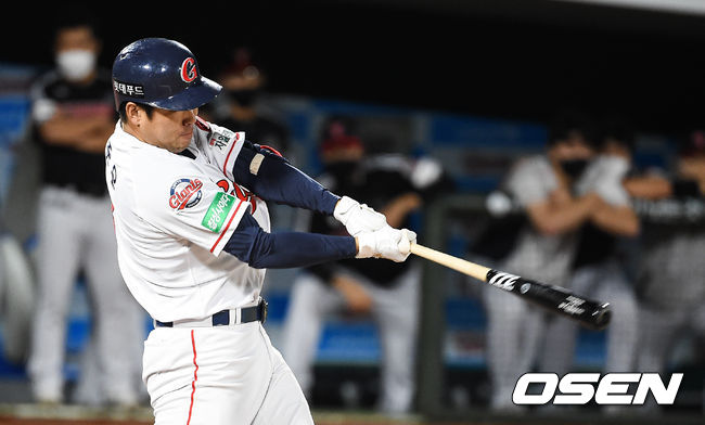 7회말 2사 1,2루 롯데 전준우가 1타점 적시타를 날리고 있다. / soul1014@osen.co.kr
