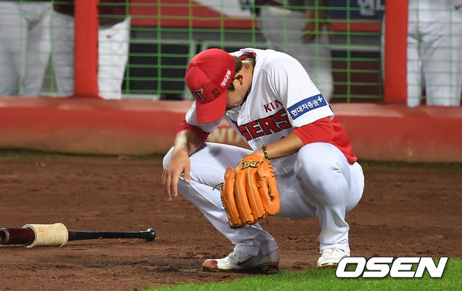 4회말 이닝을 마친 키움 브리검이 김하성에게 로진백을 건네받고 있다. /youngrae@osen.co.kr