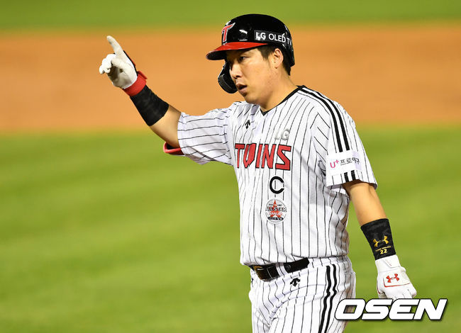 3회말 1사 2, 3루 상황 LG 김현수가 달아나는 2타점 적시타를 날리고 1루에 안착해 기뻐하고 있다. / dreamer@osen.co.kr