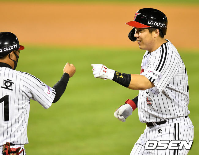 8회말 1사 3루 상황 LG 김현수가 달아나는 1타점 적시타를 날리고 1루에 안착해 김호 코치와 인사를 나누고 있다. / dreamer@osen.co.kr
