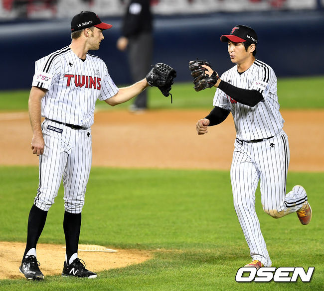 6회초 SK 공격을 삼자범퇴로 막아낸 LG 선발 윌슨이 더그아웃으로 향하며 유격수 오지환과 인사를 나누고 있다. / dreamer@osen.co.kr