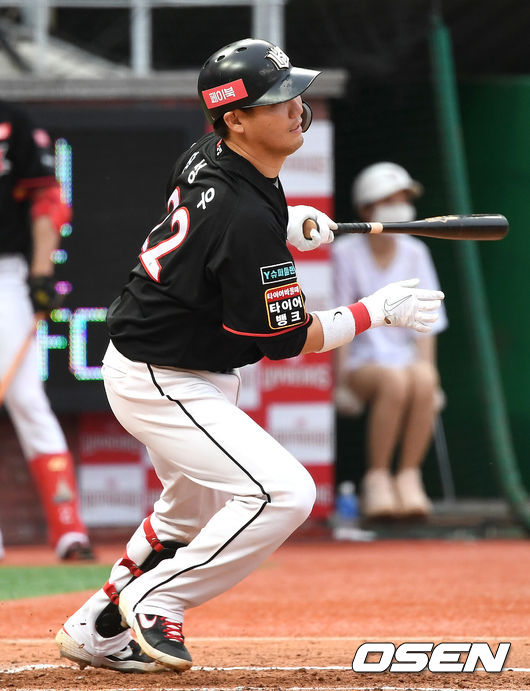 3회초 무사 선두타자로 나선 KT 장성우가 안타를 날리고 있다. / dreamer@osen.co.kr