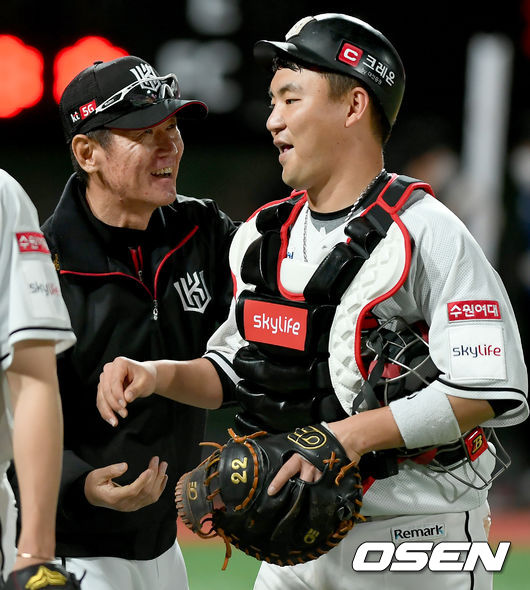 KT가 한화의 추격을 뿌리치며 4연승을 달렸다. KT는 19일 수원 케이티위즈파크에서 열린 2020 신한은행 SOL KBO리그 한화와 홈경기에서 선발 타자 전원 안타 속에 13-11승리르 거뒀다. 강백호가 시즌 5호 홈런 포함 3안타 3타점으로 공격을 이끌었다. 최근 4연승을 거둔 KT는 시즌 5승7패를 마크했다. 한화는 5승8패. 경기종료후 KT 이강철 감독과 장성우가 기쁨을 나누고 있다./ksl0919@osen.co.kr