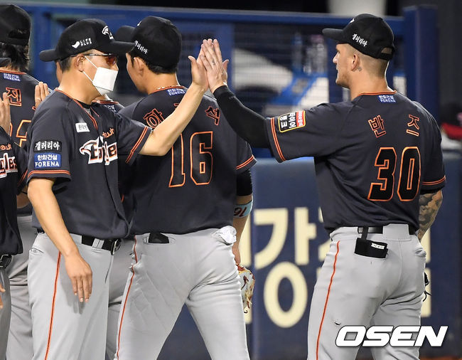 경기 종료 후 한화 최원호 감독대행이 반즈와 승리를 기뻐하고 있다. /cej@osen.co.kr