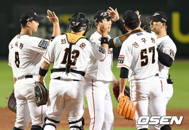  승리를 거둔 한화 선수들이 기뻐하고 있다. /youngrae@osen.co.kr