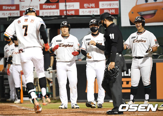 4회말 2사 1,2루 한화 최재훈, 노시환이 스리런 홈런을 때린 송광민을 홈에서 맞이하고 있다. /youngrae@osen.co.kr 
