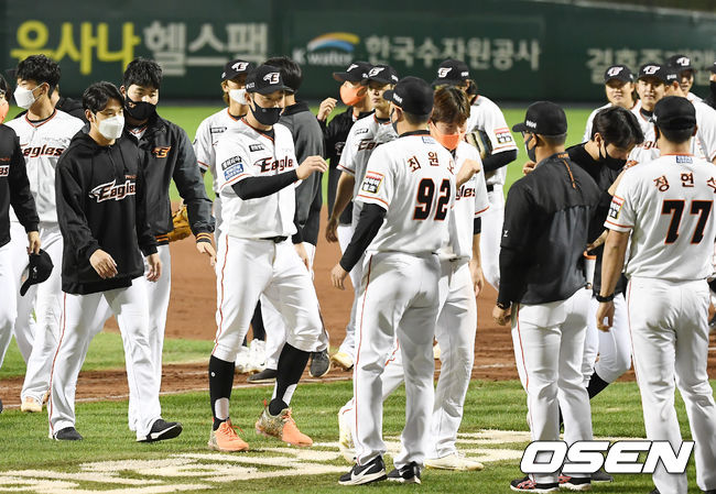 승리를 거둔 한화 선수들이 기뻐하고 있다. /youngrae@osen.co.kr