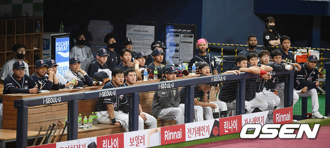  두산 선수들이 경기를 지켜보고 있다. /youngrae@osen.co.kr