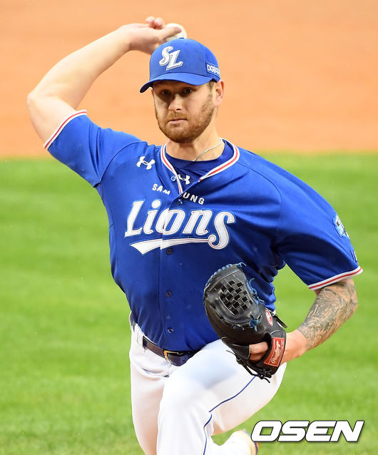 12일 오후 서울 송파구 잠실야구장에서 ‘2020 신한은행 SOL KBO리그’ LG 트윈스와 삼성 라이온즈의 경기가 열렸다.1회말 마운드에 오른 삼성 선발 라이블리가 공을 뿌리고 있다. /cej@osen.co.kr