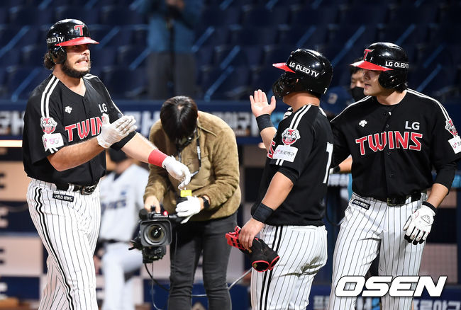 3회초 1사 2,3루 LG 라모스가 스리런 홈런을 때린 뒤 세레머니를 하고 있다. /youngrae@osen.co.kr 