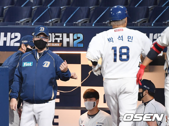 24일 오후 경남 창원 NC파크에서 ‘2020 신한은행 SOL KBO리그' NC 다이노스와 LG 트윈스의 경기가 열렸다.7회말 1사 NC 이동욱 감독  솔로 홈런을 때린 박석민과 세레머니를 하고 있다. /youngrae@osen.co.kr