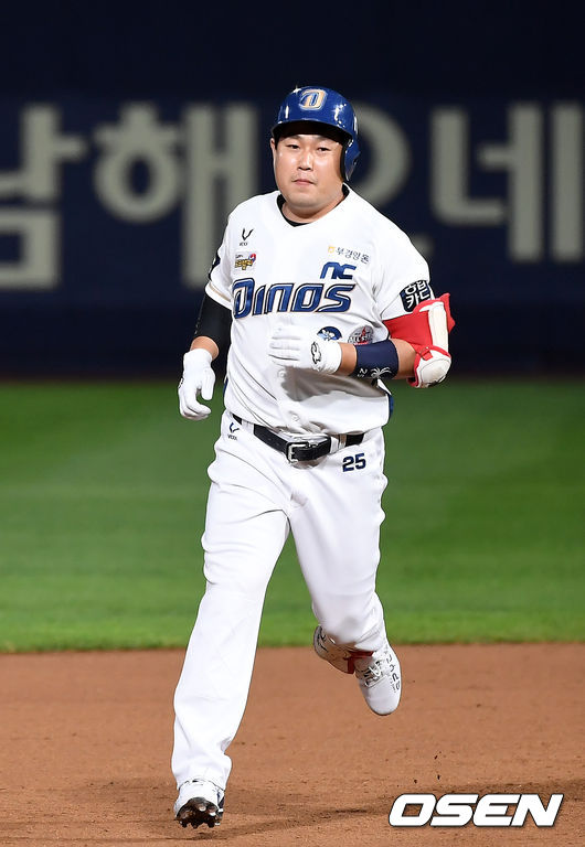 24일 오후 경남 창원 NC파크에서 ‘2020 신한은행 SOL KBO리그' NC 다이노스와 LG 트윈스의 경기가 열렸다.7회말 1사 1,2루 NC 양의지가 스리런 홈런을 때린 뒤 베이스를 돌고 있다. /youngrae@osen.co.kr