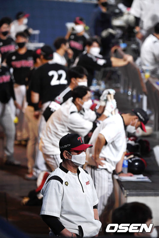 선두 NC가 짜릿한 역전승으로 5연승을 달렸다. NC는 24일 창원NC파크에서 열린 2020 KBO리그 LG와의 경기에서 12-8로 승리했다. 6회까지 1-7로 뒤졌으나, LG 불펜을 공략해 7회 4득점과 8회 7득점 빅이닝으로 역전승을 거뒀다. 9회초 2사 엘지 류중일 감독이 경기를 지켜보고 있다. /youngrae@osen.co.kr