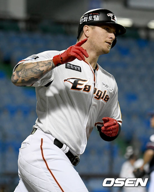 한화 반즈가 선취 솔로 홈런을 날린 뒤 세레모니를 하고 있다./ksl0919@osen.co.kr