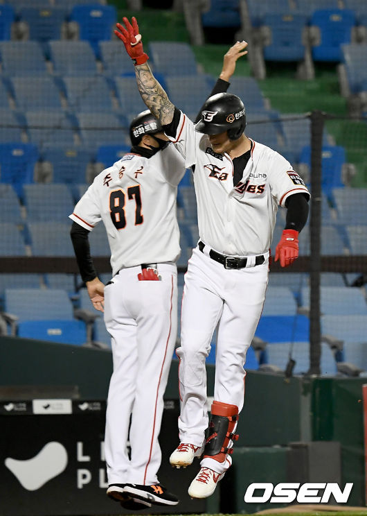 한화 반즈가 선취 솔로 홈런을 날린 뒤 추승우 코치와 기쁨을 나누고 있다./ksl0919@osen.co.kr
