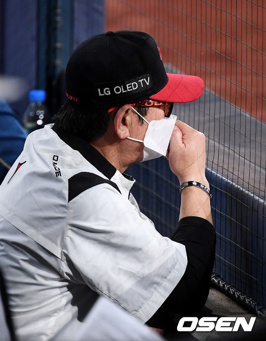 NC는 24일 창원NC파크에서 열린 2020 KBO리그 LG와의 경기에서 12-8로 승리했다. 6회까지 1-7로 뒤졌으나, LG 불펜을 공략해 7회 4득점과 8회 7득점 빅이닝으로 역전승을 거뒀다. 9회초 2사 엘지 류중일 감독이 경기를 지켜보고 있다. /youngrae@osen.co.kr