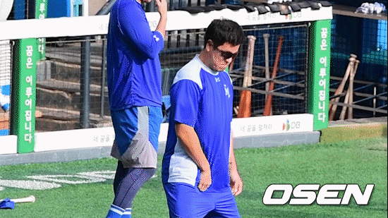 삼성 강민호가 두산 김민재 코치를 향해 익살스런 수신호를 보내고 있다. /jpnews@osen.co.kr