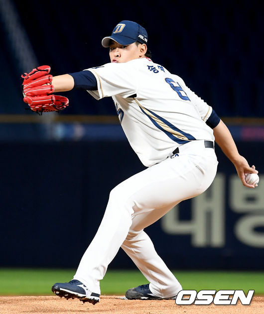 25일 창원NC파크에서 ‘2020 신한은행 SOL KBO리그’ NC 다이노스와 LG 트윈스의 경기가 열렸다. 1회초 NC 선발 송명기가 마운드에 올라 힘차게 공을 뿌리고 있다./ksl0919@osen.co.kr