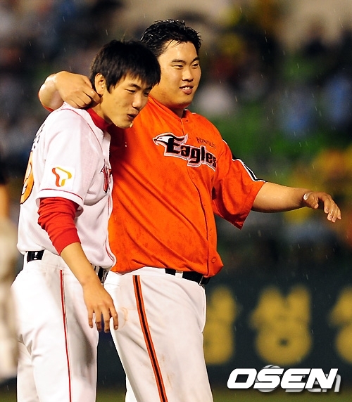 2010년 KBO 올스타전에서 류현진과 김광현이 어깨동무를 하고 경기장을 빠져 나가고 있다. /spjj@osen.co.kr