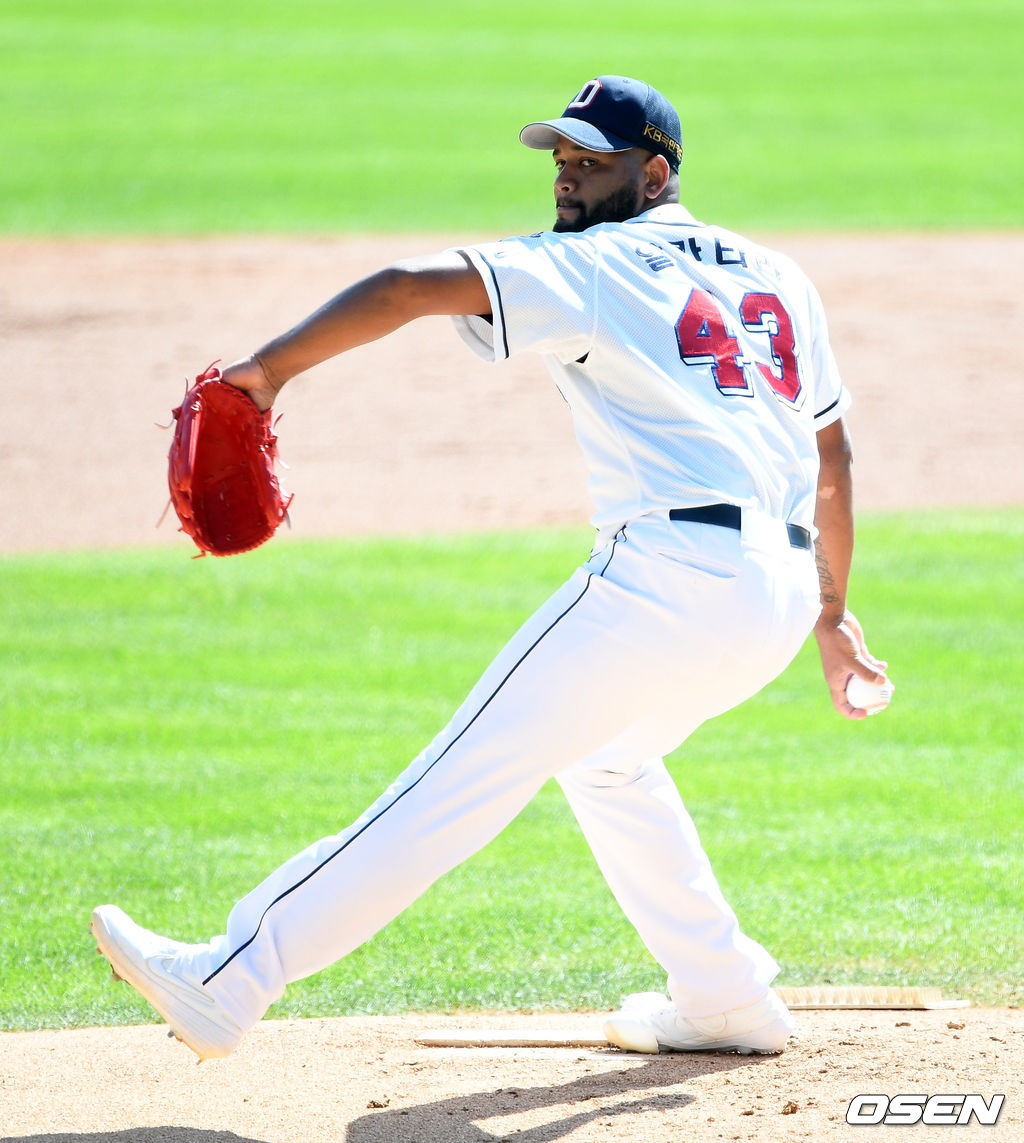두산 선발투수 알칸타라가 역투하고 있다. /sunday@osen.co.kr