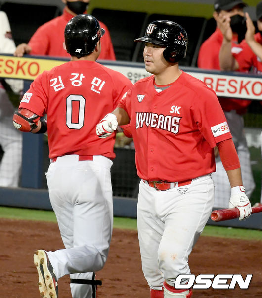26일 오후 대구삼성라이온즈파크에서 ‘2020 신한은행 SOL KBO 리그’ 삼성 라이온즈와 SK 와이번즈의 경기가 열렸다.6회초 2사 SK 김강민이 솔로 홈런을 날린 뒤 이재원과 기쁨을 나누고 있다./ksl0919@osen.co.kr