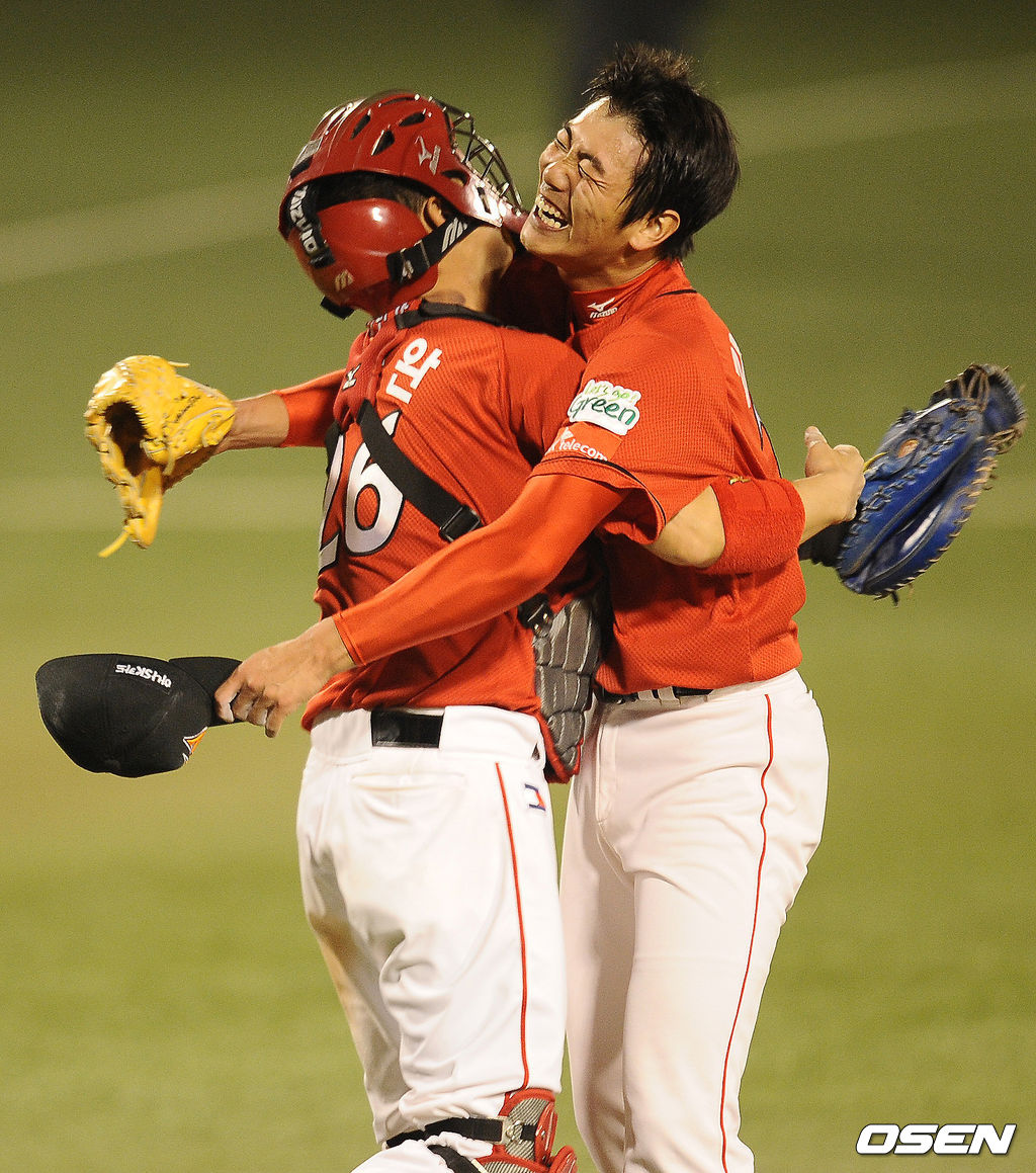 2010년 10월 19일 대구야구장에서 열린 '2010 CJ 마구마구 프로야구 한국시리즈 4차전'에서 SK 와이번스가 삼성 라이온즈를 4-1로 물리치고 4연승을 거두며 2년 만에 우승을 차지했다. 경기 종료후 김광현과 박경완이 환호하고 있다./ ajyoung@osen.co.kr