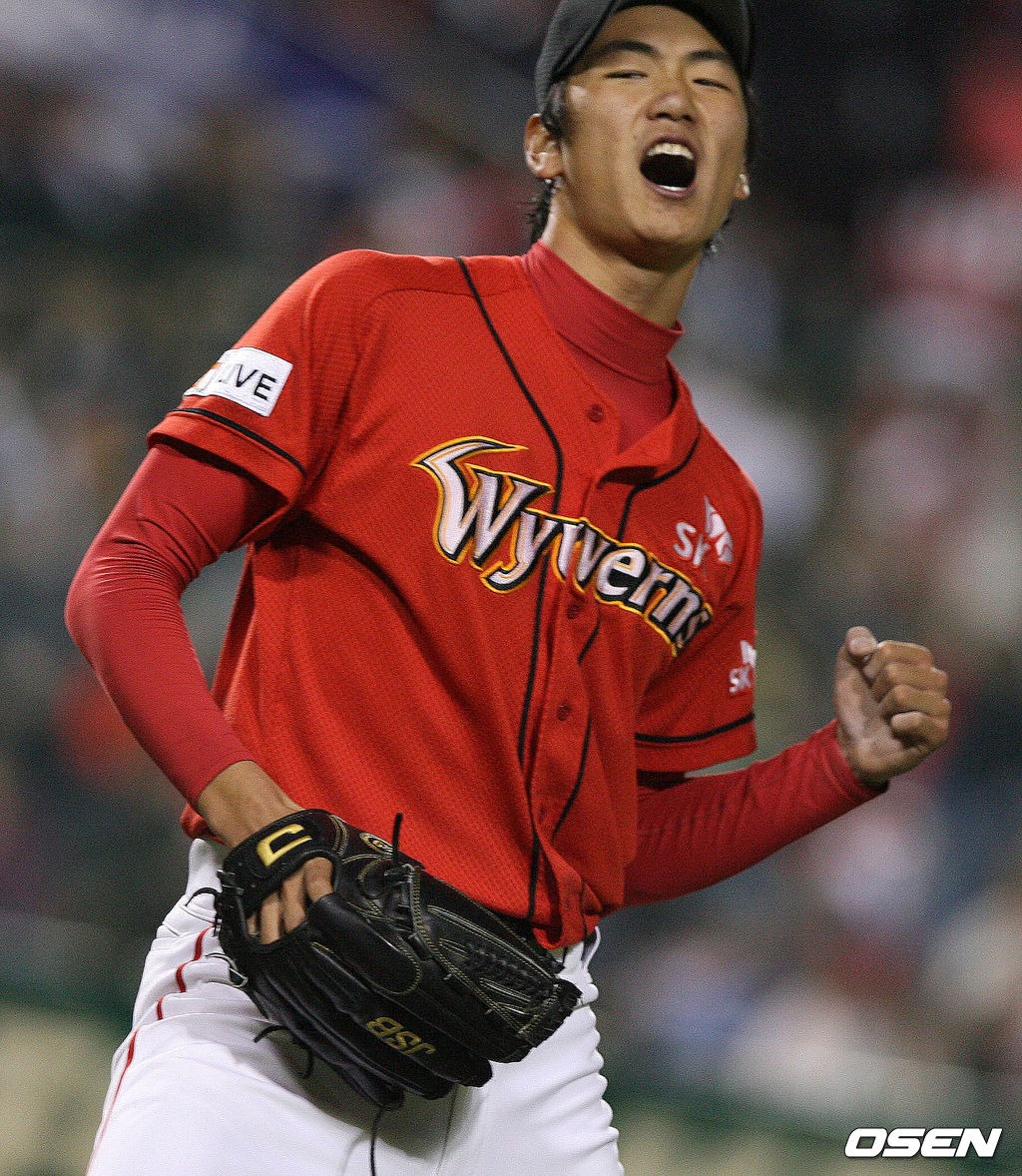 SK 김광현이 두산의 2회말 1사 1루에서 이대수의 우전 안타성 타구를 박재홍이 호수비로 잡아내자 환호하고 있다./ajyoung@osen.co.kr 