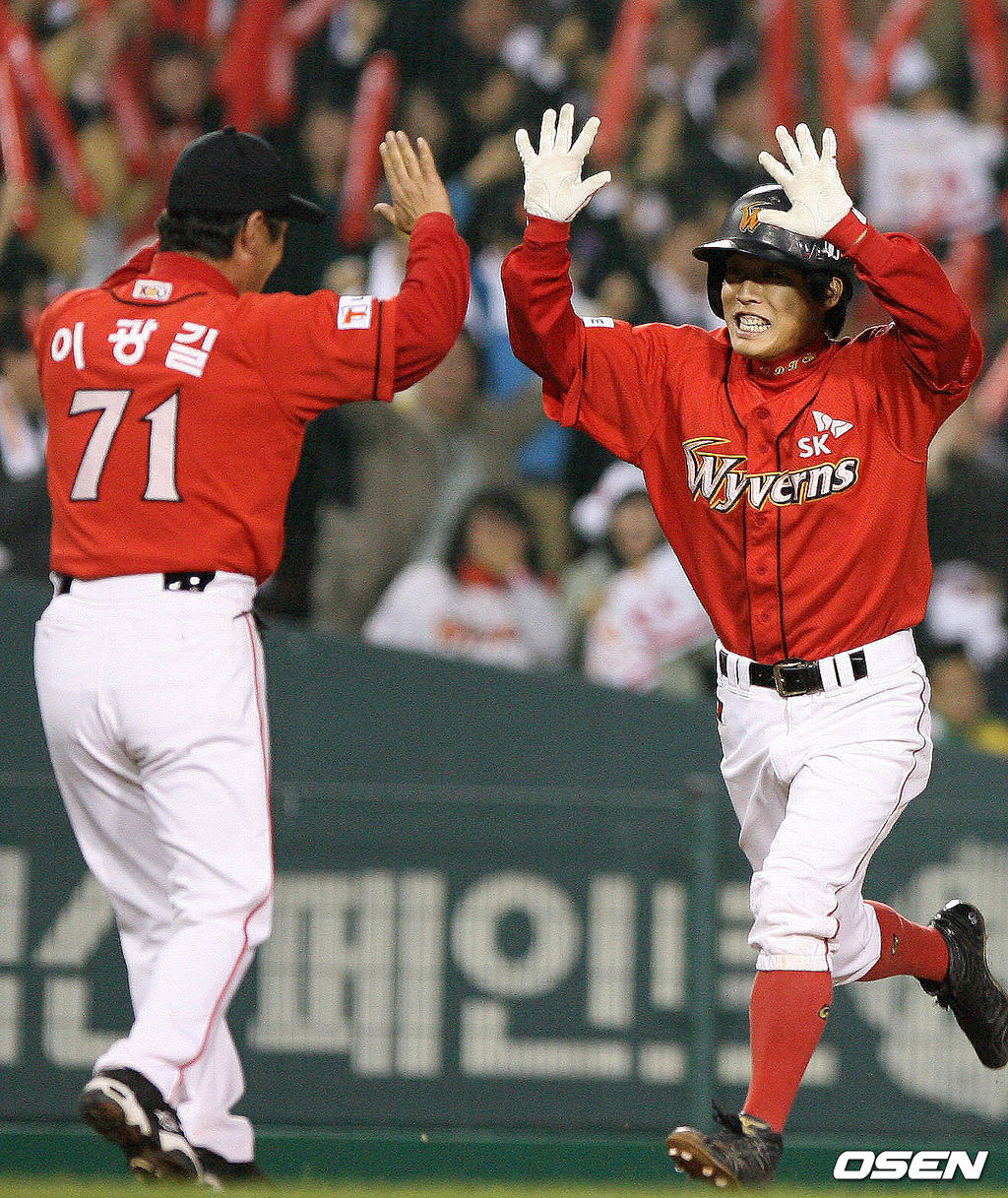 SK 조동화가 2007년 한국시리즈 4차전 5회초 1사에서 솔로포를 날리고 이광길 코치와 기뻐하고 있다. /ajyoung@osen.co.kr 