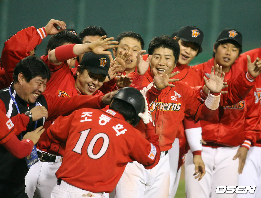 SK 조동화가 2007년 한국시리즈 4차전 5회초 1사에서 솔로포를 날리고 동료선수들과 기뻐하고 있다. /spjj@osen.co.kr