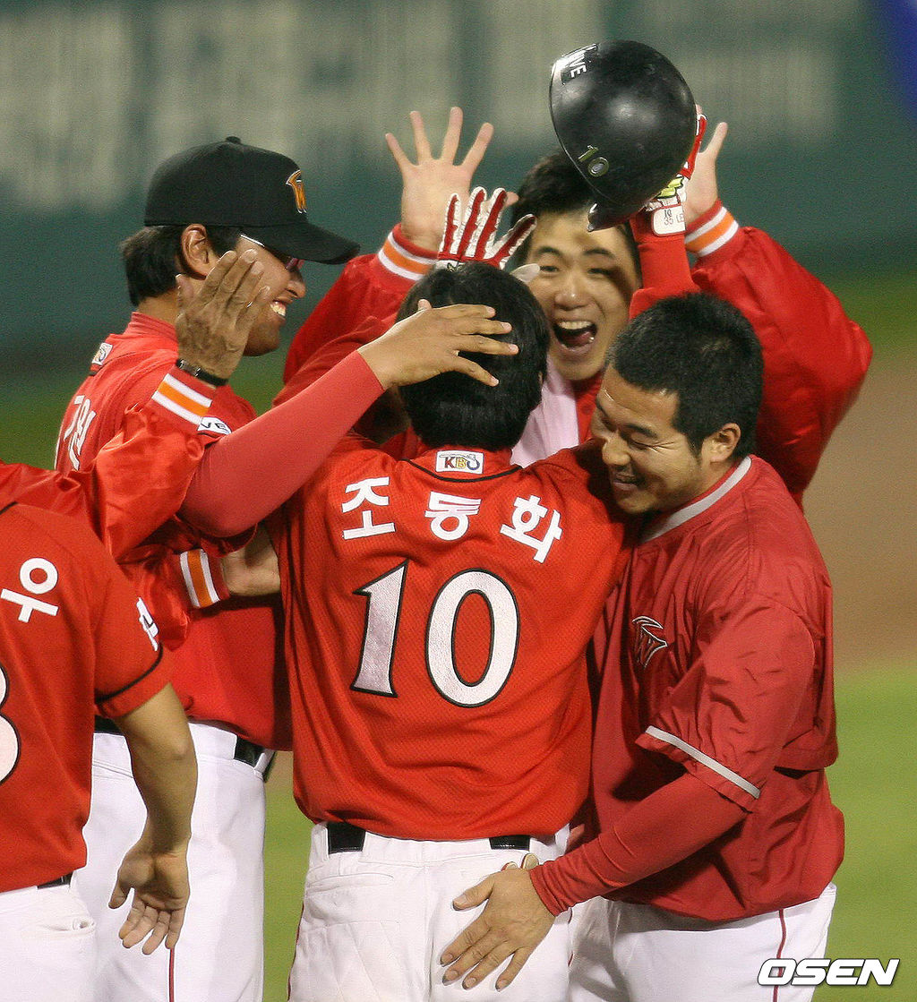 SK 조동화가 2007년 한국시리즈 4차전 5회초 1사에서 솔로포를 날리고 김광현과 하이파이브를 하며 기뻐하고 있다. /spjj@osen.co.kr